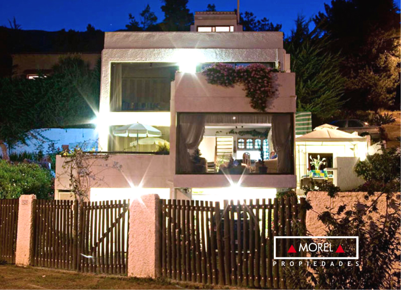 En sector residencial consolidado con una gran vista despejada al mar, a pasos de la playa y al club de yates de Papudo 